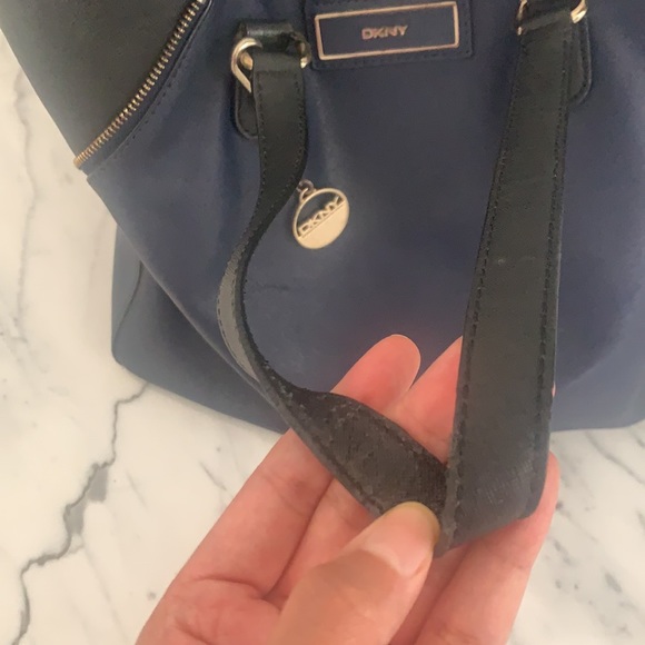 DKNY Bag, tote bag, ladies bag, shoulder bag, dkny handbag, women bag, blue bag - Picture 4 of 6